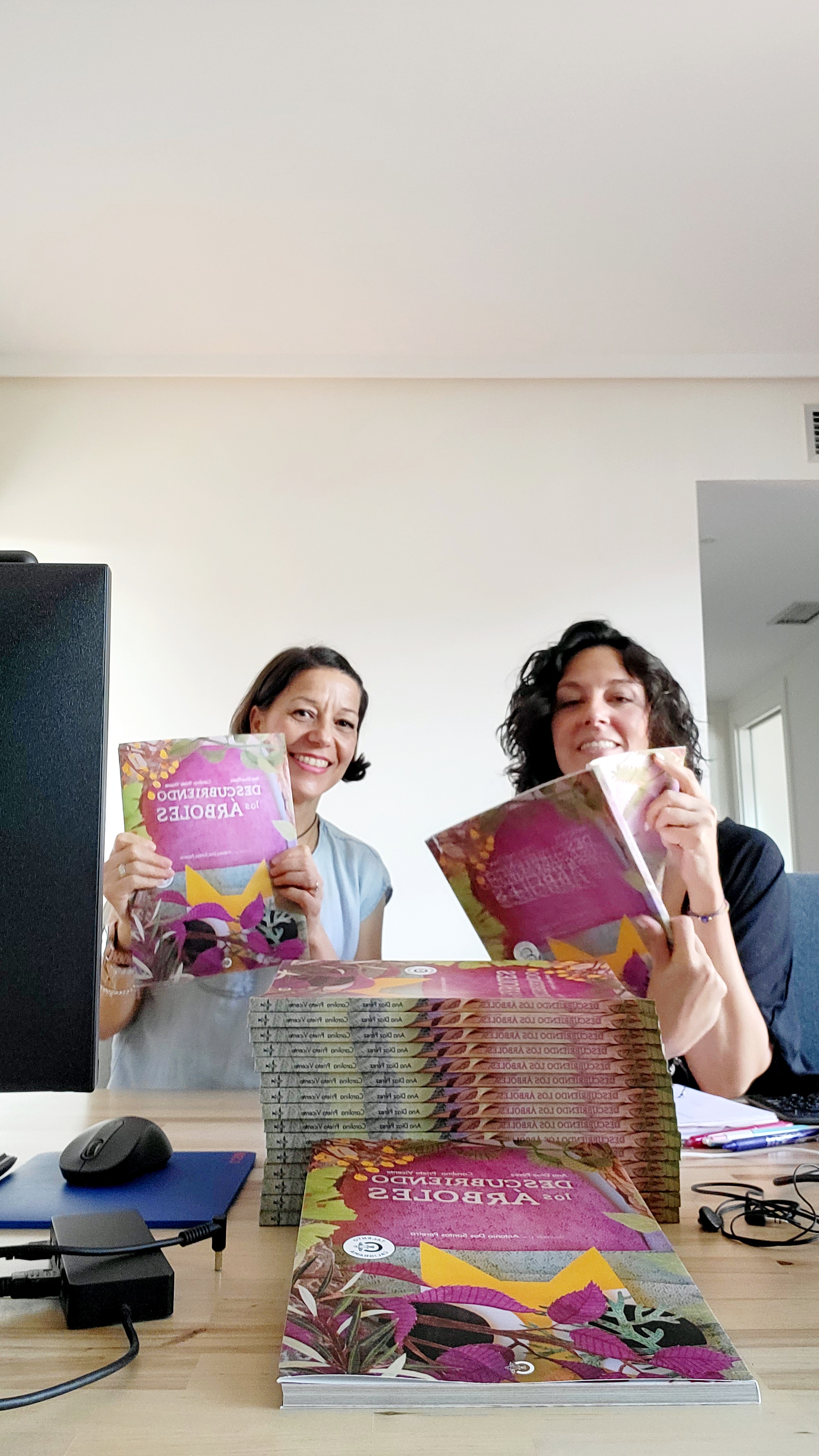 Autoras con el libro